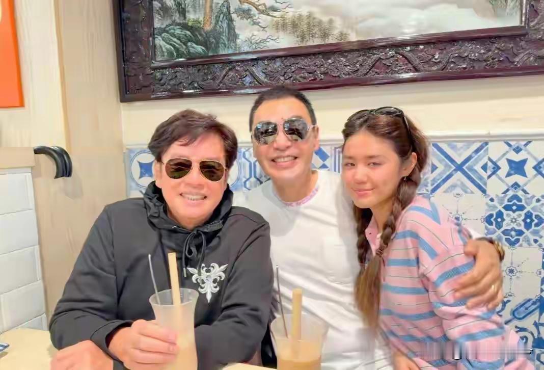 这些在香港警匪片中，豪情万丈，十八般武艺俱全的英雄豪杰，一个个做起了缩头乌龟！凭