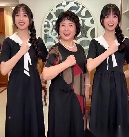 “她不是奶奶！是我妈！60岁生我的妈！”
 
十几年前，盛海琳生下双胞胎女儿时，