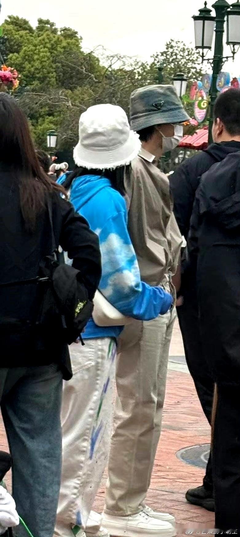 谢娜和张杰被拍到带三个女儿去迪士尼游玩，还有两人的牵手照，这么多年还是这么恩爱，