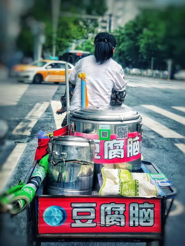 欢迎来到我的家乡！小时候总想着离开，长大后却无比怀念。
家乡没有网红打卡墙，凌晨