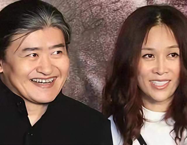 缅怀逝去挚友有错吗？那英演唱会现场悼念，却遭到实名举报