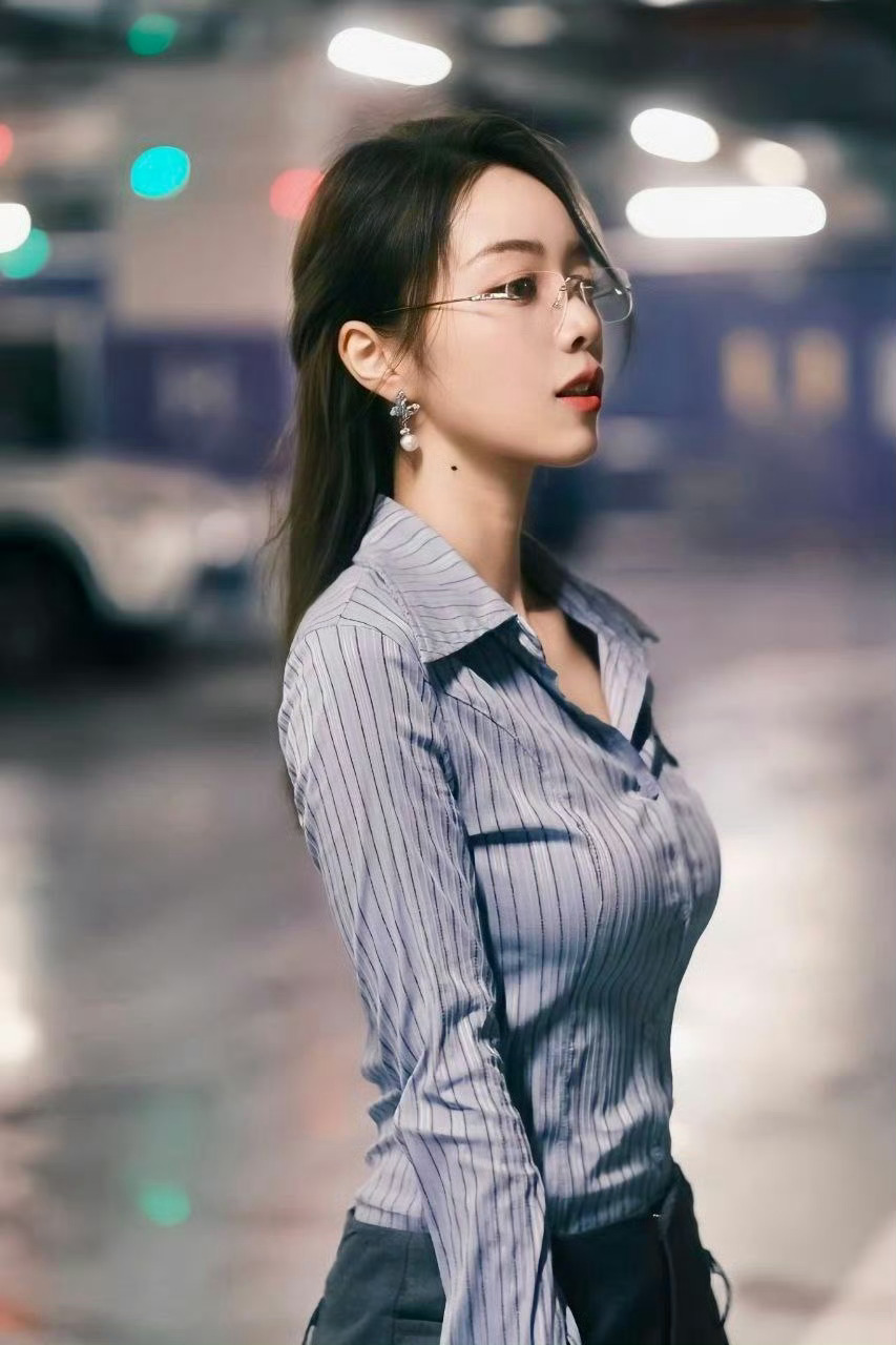 余霜阿姨ol装地下车库大片话说阿姨也会和管子玩ol女上司的扮演游戏么