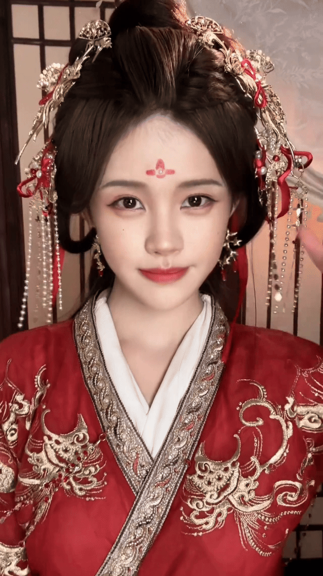 李一桐本人来了都得愣两秒李一桐仿妆以假乱真！妆造神韵全复刻，本尊看了都愣住，这技
