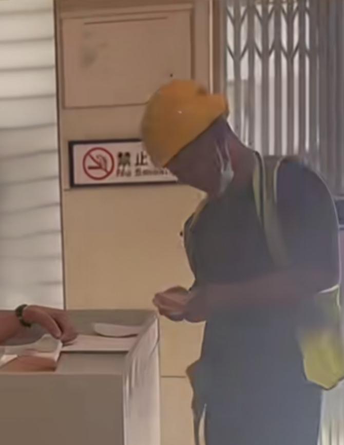 农民工挣了钱在派出所里发工资
担心外面分钱不安全
在派出所里安心，工友顺利领到了