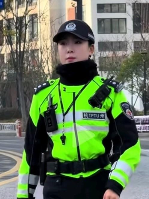 气质和这块被流畅警官拿捏地相当融洽，身材颜值一样在线，走路带风，昂首阔步，英姿飒