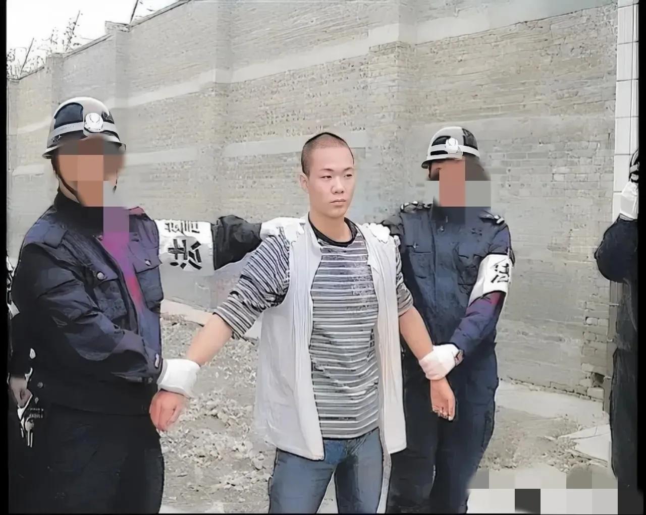 2008年，李守建被验明正身，即将押赴刑场前，留下的一张镜头，照片中的他一脸青涩