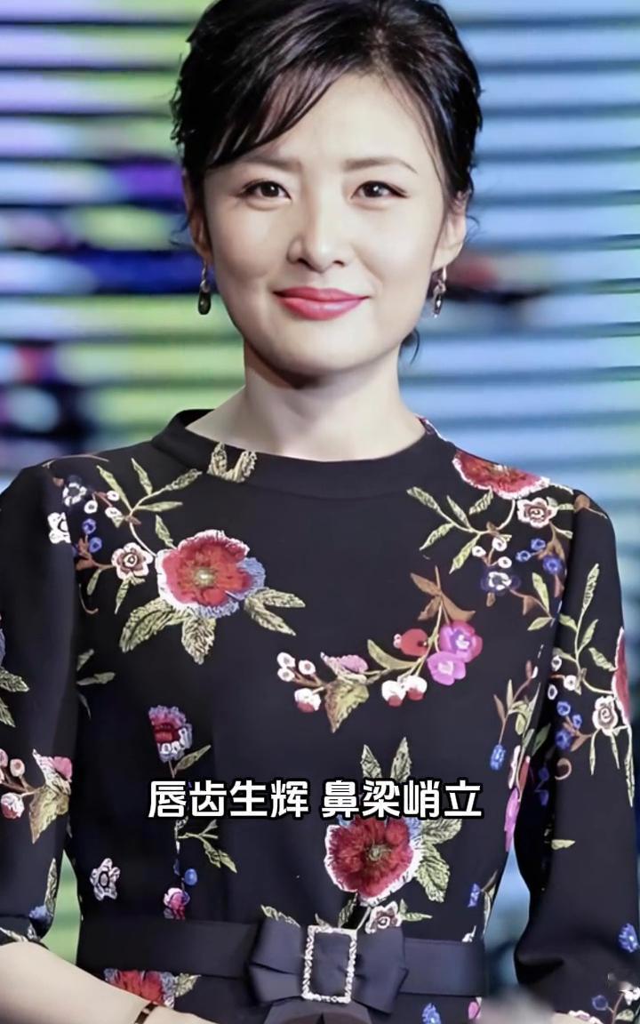周涛眉目如画，唇齿生辉，鼻梁峭立，肤白透亮。她优雅从容，满腹才学，智慧与专业能力