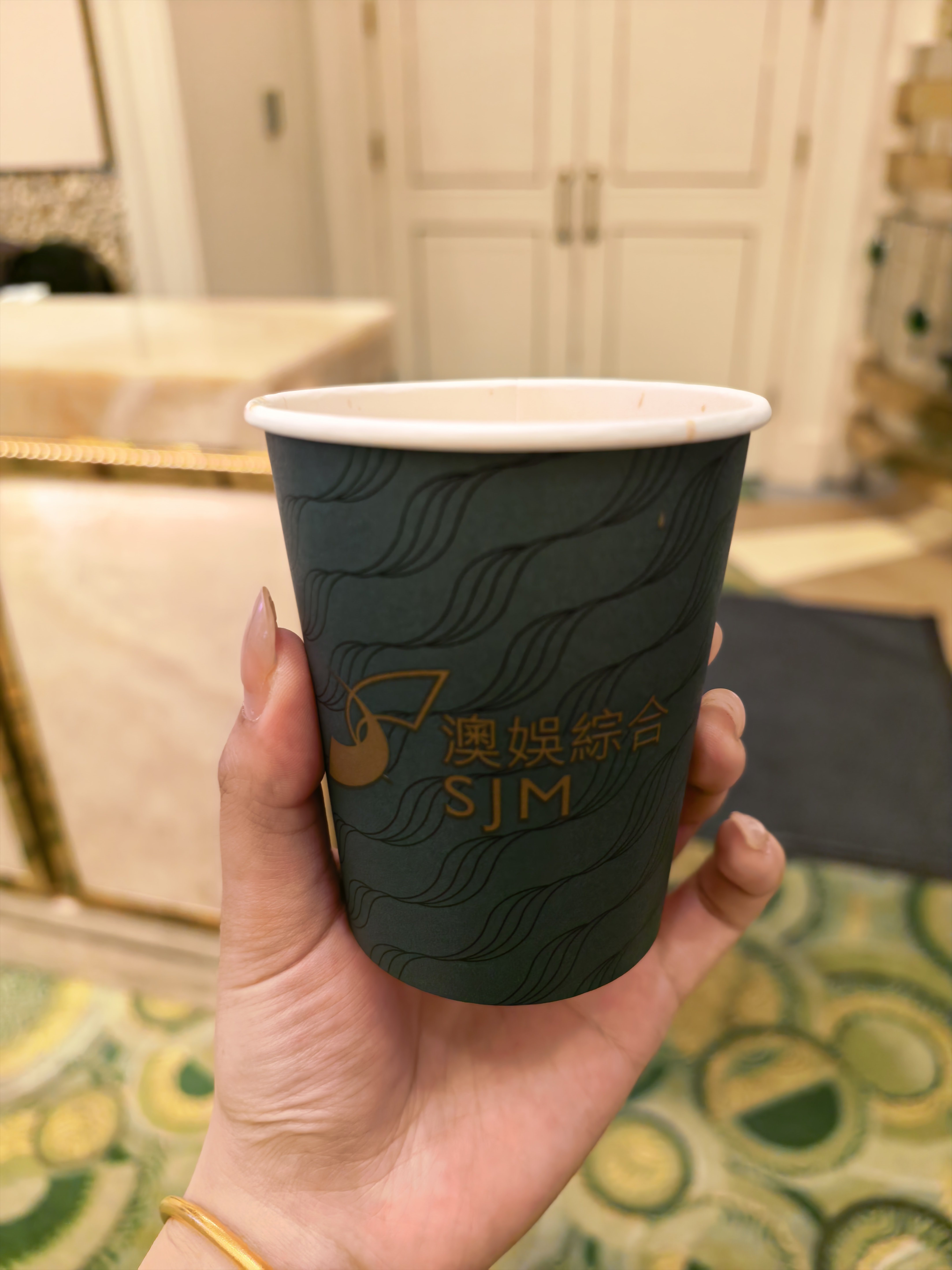 刚到澳门进赌场，被工作人员一把拦住，麻烦出示证件。以为我没满21，好吧！说实话挺