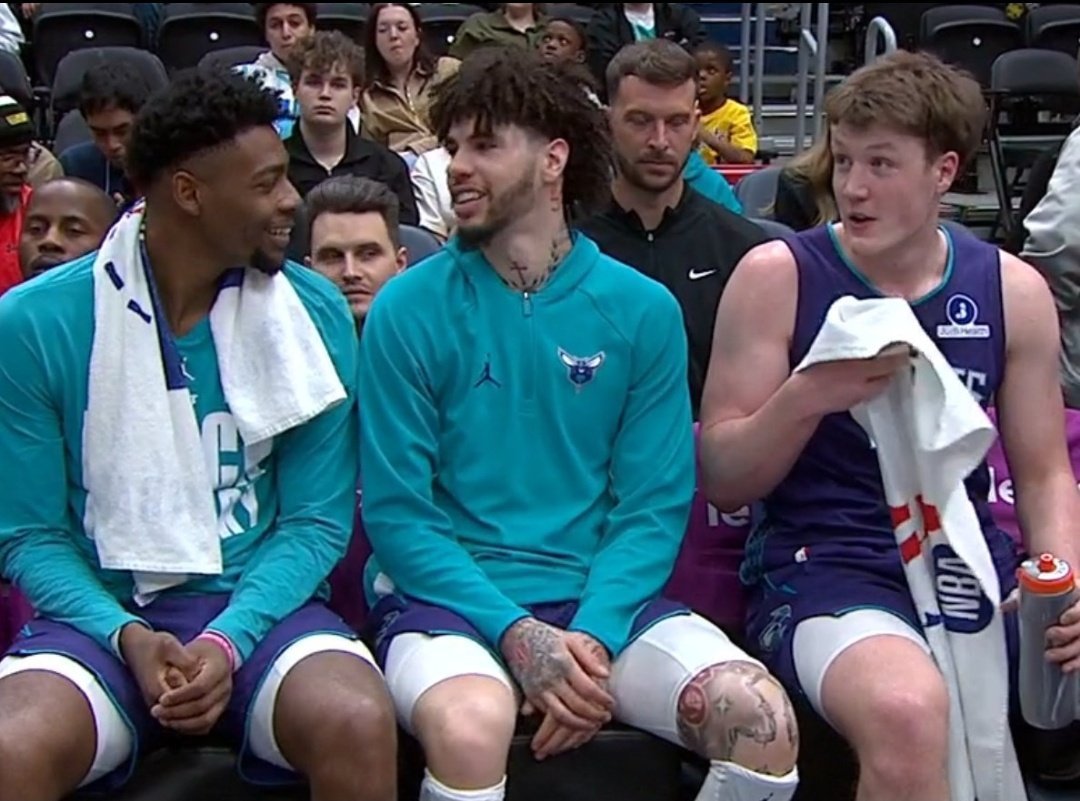 小蜜蜂今天是三个火枪手三球38分8板7助10三分康神28分7板4助5三分米勒22