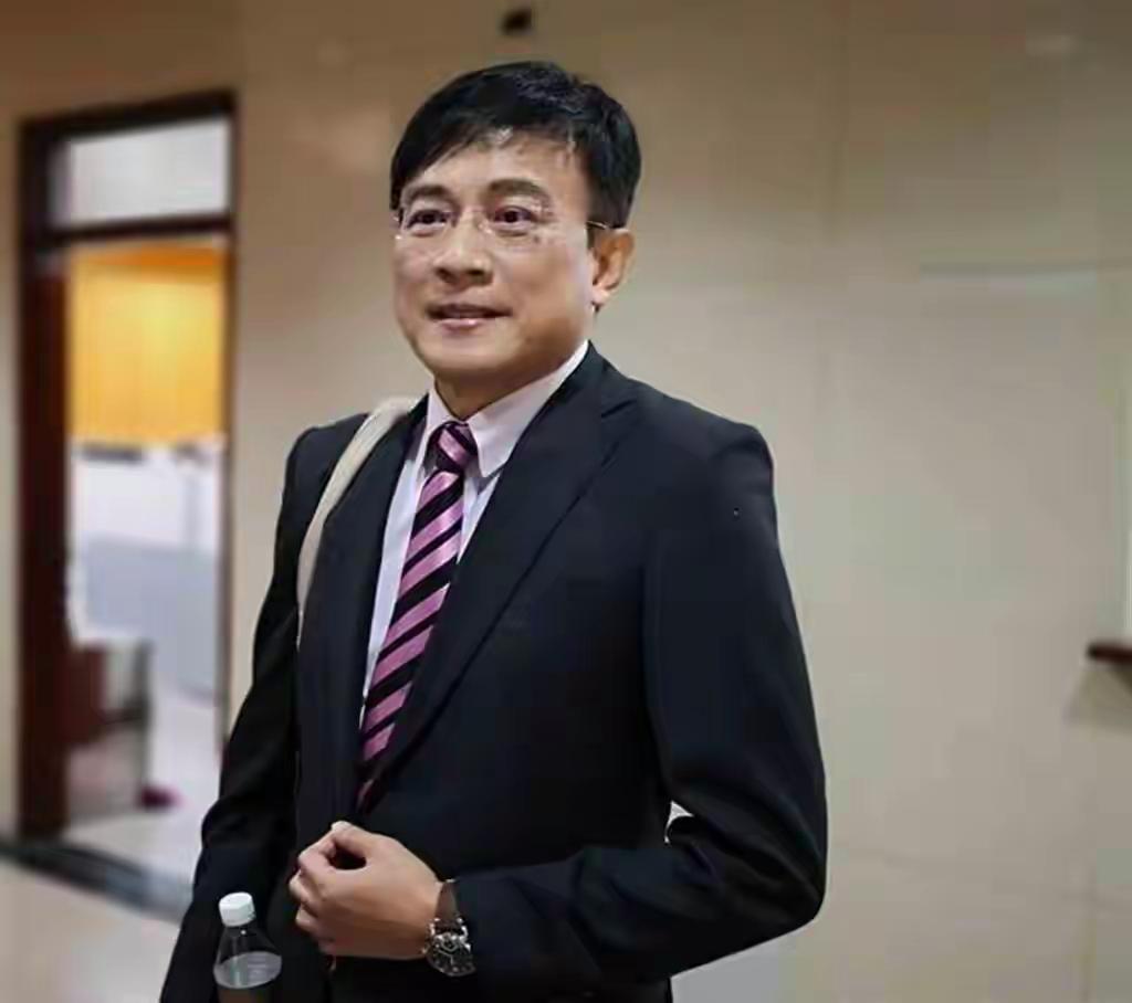 这几年由蓝转绿的非常多，蓝营基本盘持续萎缩，由绿转蓝（或者转红）的屈指可数，仅包