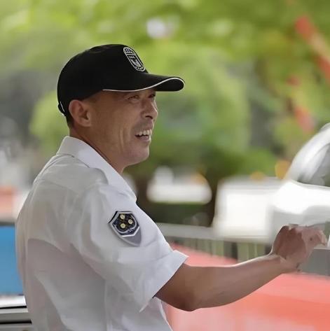 2018年，南昌1保安上班喝了点酒被物业开除。谁料，消息刚传出，小区1000多户