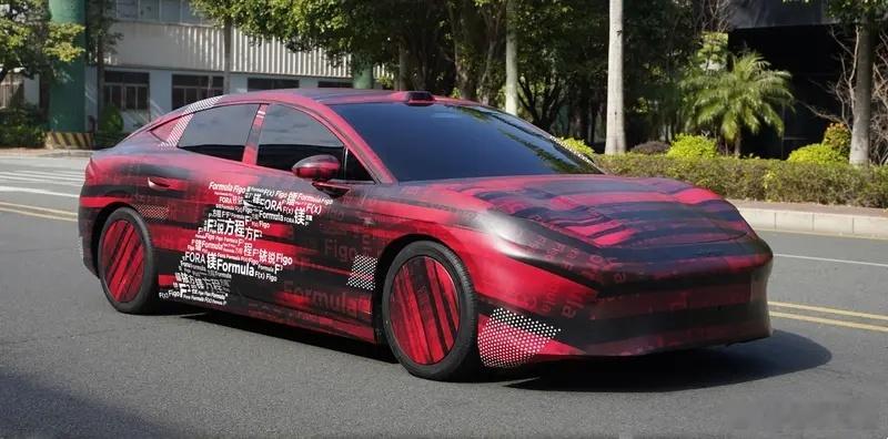 懂车之道讯 2月20日，我们从相关渠道获得一组方程豹首款轿车路试谍照。虽然目前新