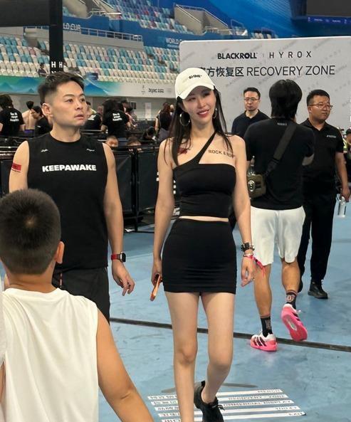 75岁王石又上赛场了，这次是HYROX体能赛，北京站拿了小组第四。
妻子田朴珺就