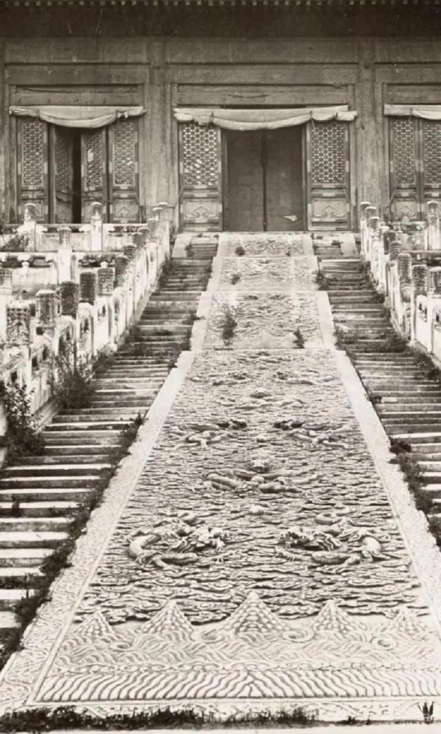 1912年2月12日清晨，清王朝风雨飘摇。辛亥革命已席卷全国，南方独立各省逼迫清