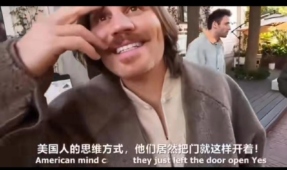 美国大网红来成都游玩，被成都小店店主的行为给震惊到张口结舌！
原来是他们来到一家