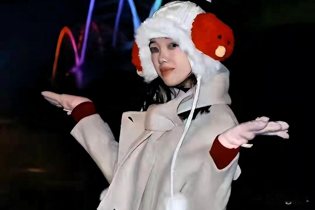 太可恶！女游客“白嫖”摄影师也就算了，还白嫖商家的羽绒服，拍照全程衣服吊牌都未撕