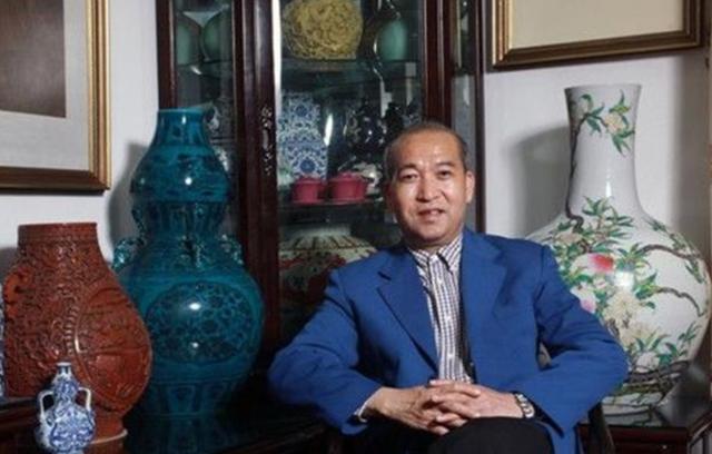1991年，中国小伙赵泰来加入英国国籍，他放弃亿万家产，每天在街头翻捡垃圾，耗时