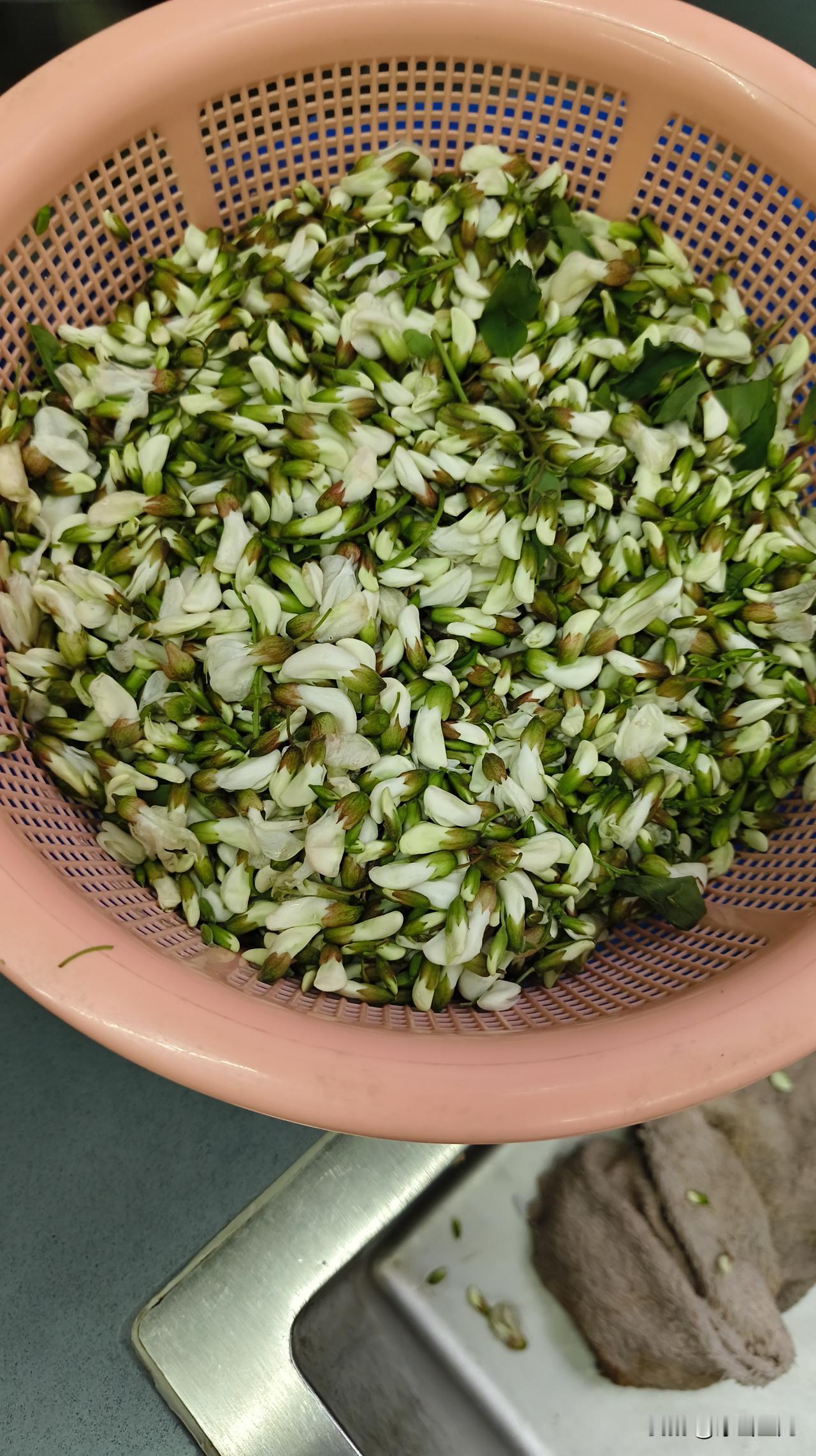 昨天买槐花，有人说不知道怎么制作，今天来分享一下我的制作方法，也是以前跟我妈妈学