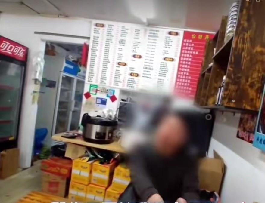 上海一男子丢脸丢到新疆去了，乌鲁木齐晚报用极度诙谐的语气调侃了吃大盘鸡报警的无赖