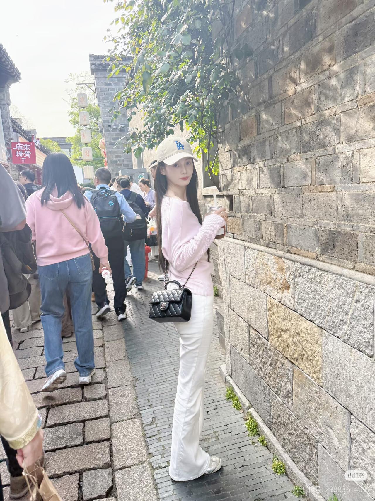 红墙绿瓦映，古韵入画来。