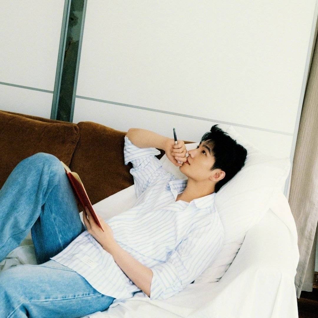 杨洋手部又受伤了粉丝分享杨洋《不让江山》拍摄现场。连续三天匕首对长棍打戏，左手骨