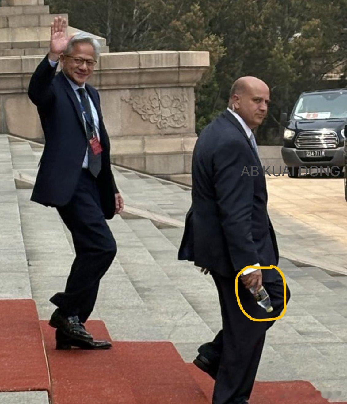 特朗普随行的美方保镖被拍到手持矿泉水离开会场特朗普访华特朗普访华欢迎仪式