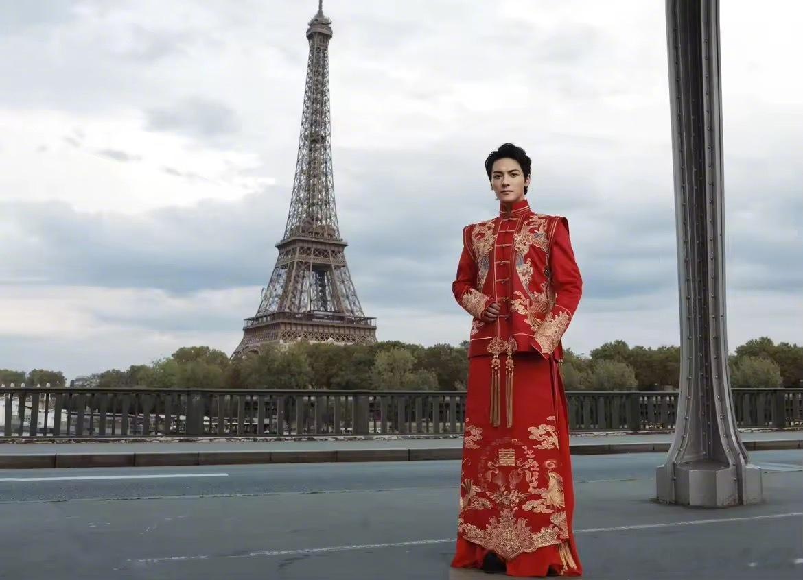 #给巴黎一些中式婚服的震撼#给巴黎一点中式婚服的小小震撼吧[抓狂]！黑色套装沉稳