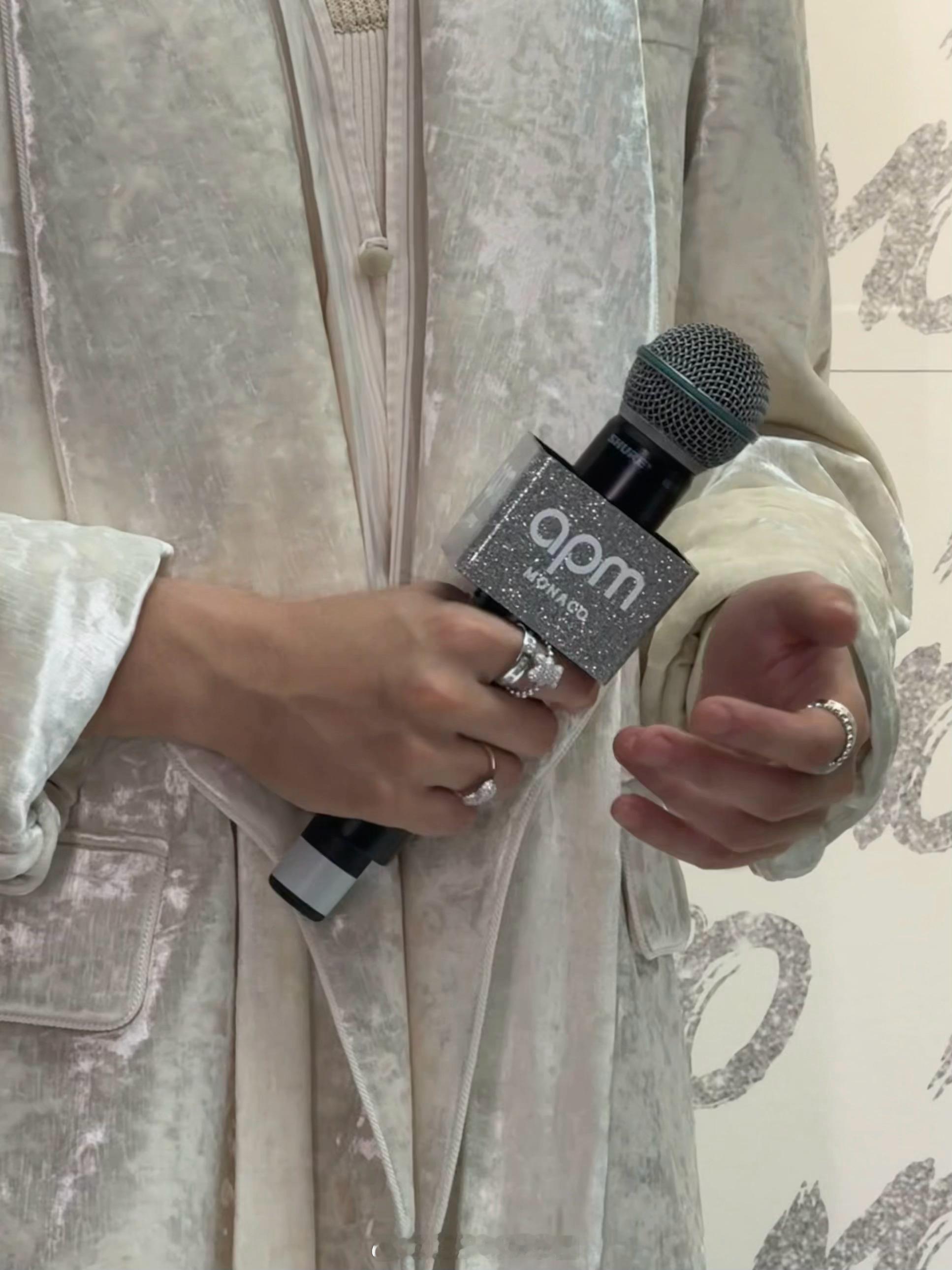 新加坡文化交流之夜大合影，主动帮女嘉宾暂存手机，外套兜的小善意，谁被戳到了？！ 