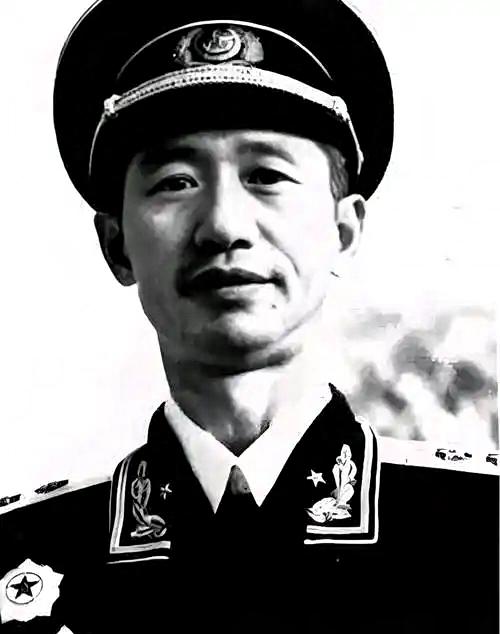 周希汉，开国中将，曾任海军副参谋长。他身为军中战将，性格耿直风趣，打仗心思缜密又
