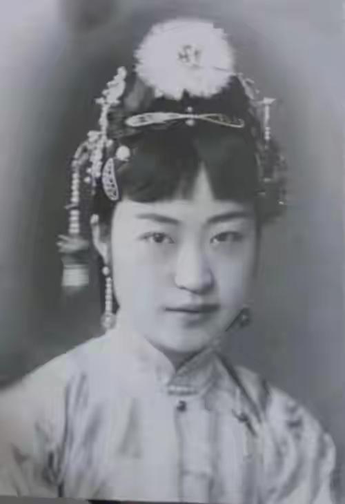 张学良的一生有11个情妇，但90岁那年，他回首往事时，却咬牙切齿地说：“此生最喜