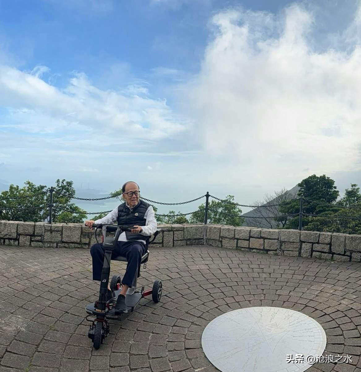97岁的李嘉诚，状态好到让很多人惊叹：头发依旧乌黑，思维清晰利落，露面时腰板挺直