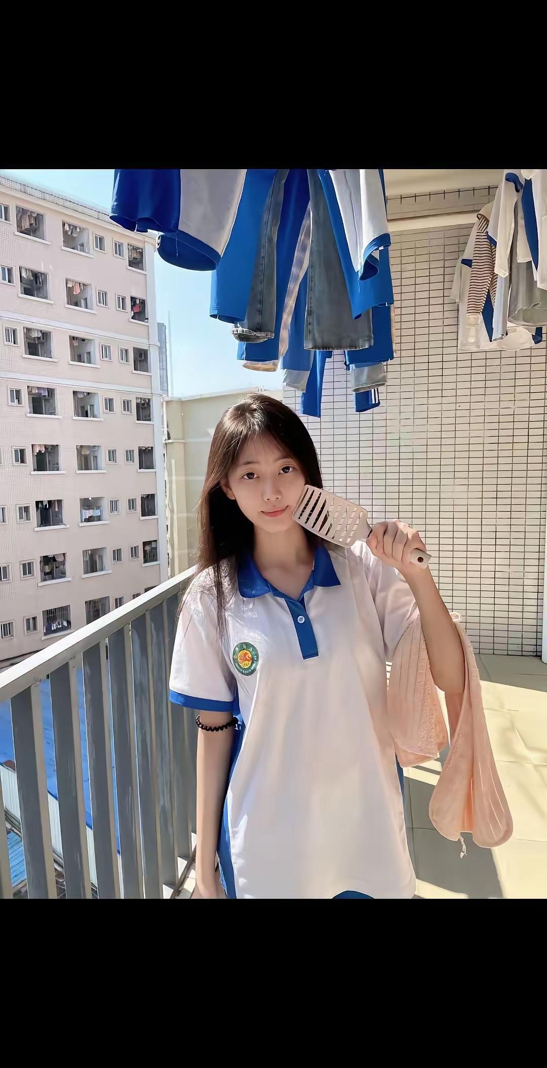 阳光下的青春穿搭，清新蓝白相间，活力满满！🌞👕👗