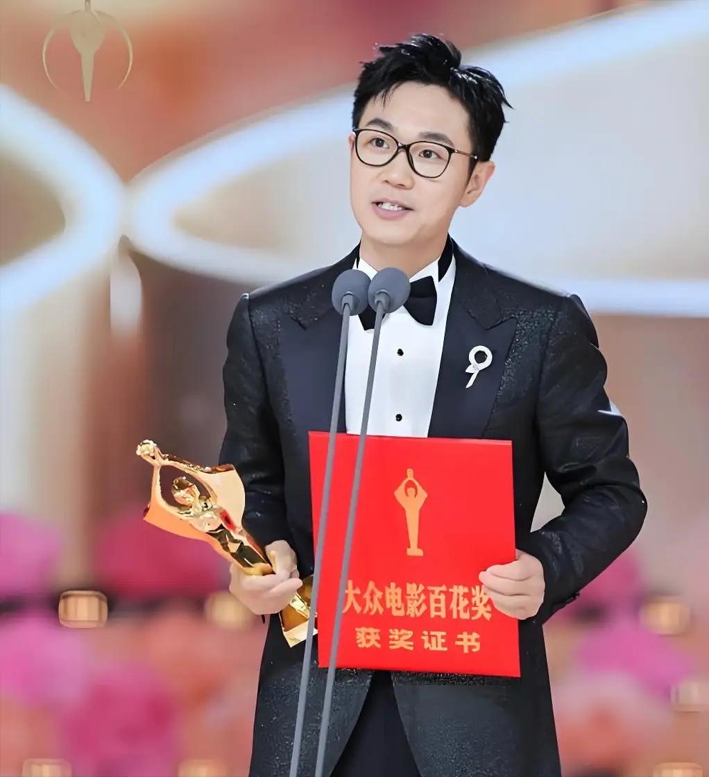 大鹏凭借《长安的荔枝》拿下百花奖最佳导演，领奖台上一句话戳中无数普通人。他坦言：