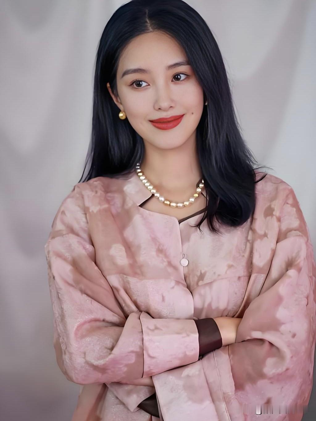杨采钰，眉眼如画，气质如兰。从《芳华》林丁丁到《大江大河》梁思申，她以演技诠释百