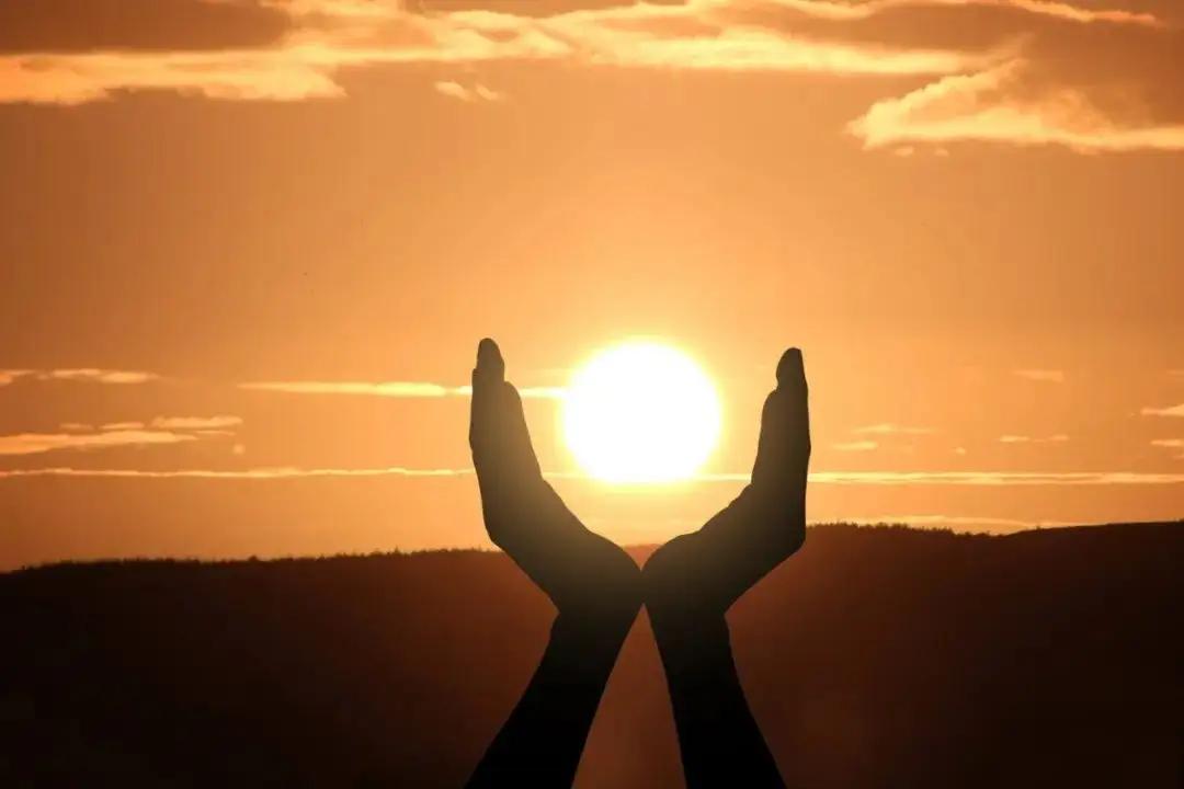 梦是不能做得太深,深了,难以清醒;话也是不能说得太满,满了,难以圆通;调也不能定