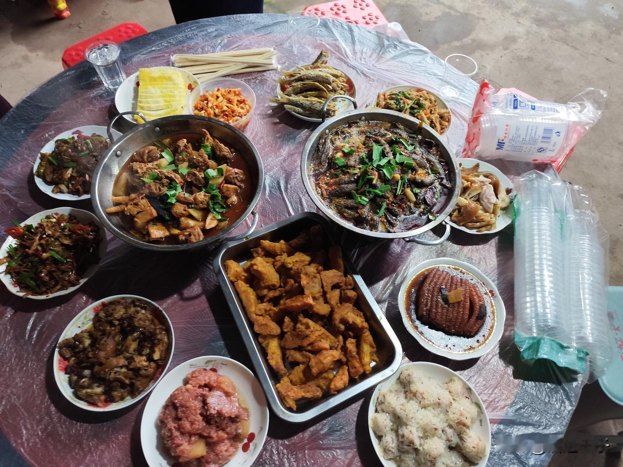 这段时间一直喝大伯自己酿的高度酒，是真好喝，他自己酿的几大缸，喝完嘴里都是粮食香