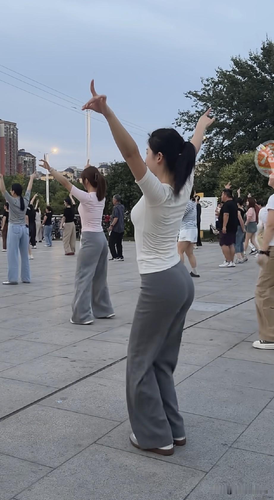 一个大男人现在特别喜欢看别人跳广场舞，去了心情都是美美的。
但是，很多跳舞的朋友