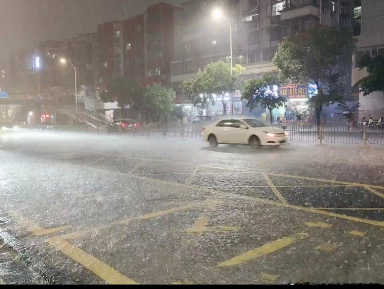 广东暴风雨超长待机什么？广东的天气又开始发癫了。昨天前十五分钟风和日丽，后十五分