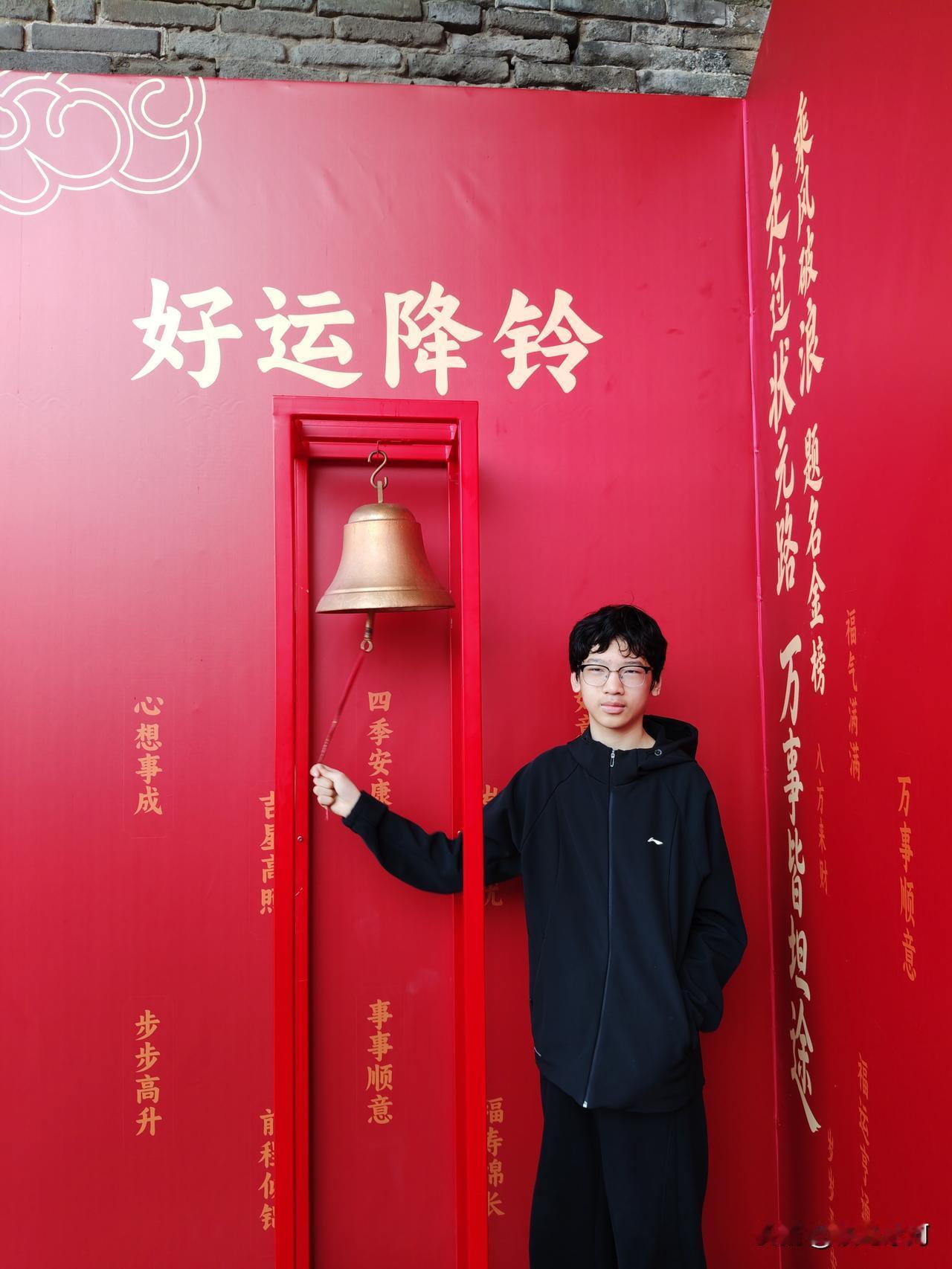 我家最小的娃今天过了他人生中最后一个儿童节。昨晚接他放学时，提出要去好想来买零食