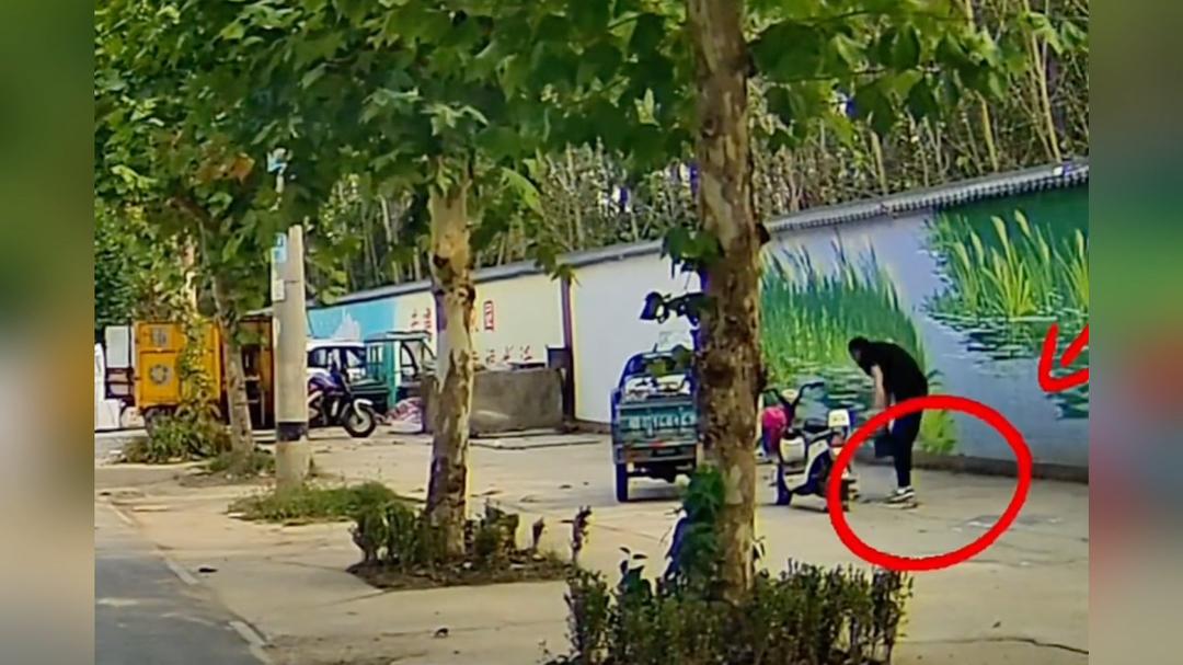 废品站旁拦下无电池电动车，现场询问车主无果，随即联系警方到场核查。