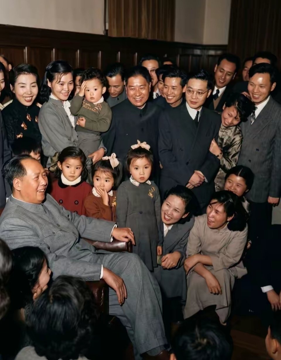 伟人与文艺界代表、普通群众零距离的温情瞬间！