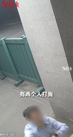 胆太肥！四川一男子深夜遭追打，狂奔到武警营门求救。追兵不仅没收敛，一女子甚至嚣张