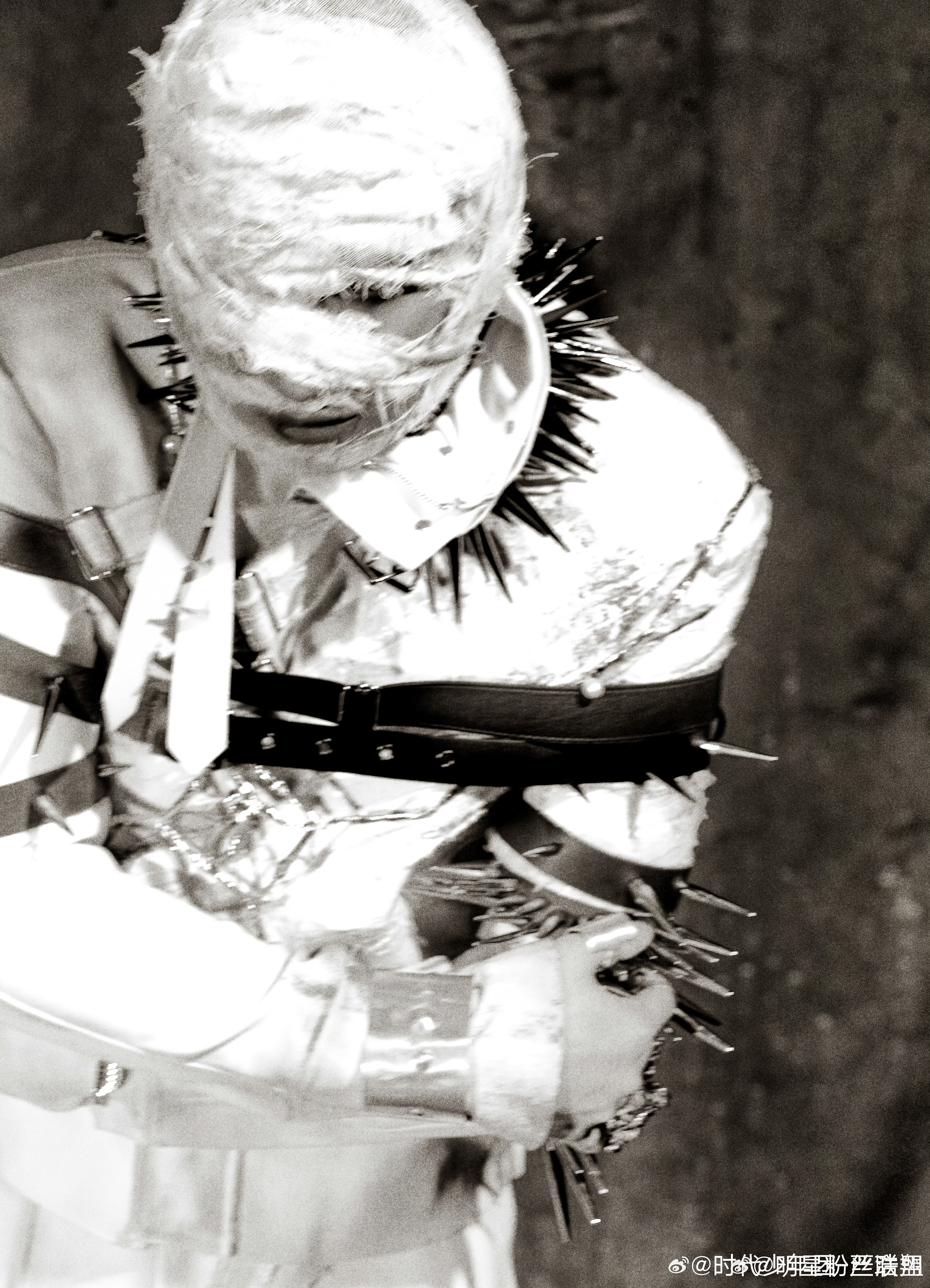 严浩翔绷带下的眼神严浩翔Artist级别 严浩翔解锁新歌新概念照！绷带缠绕的束缚