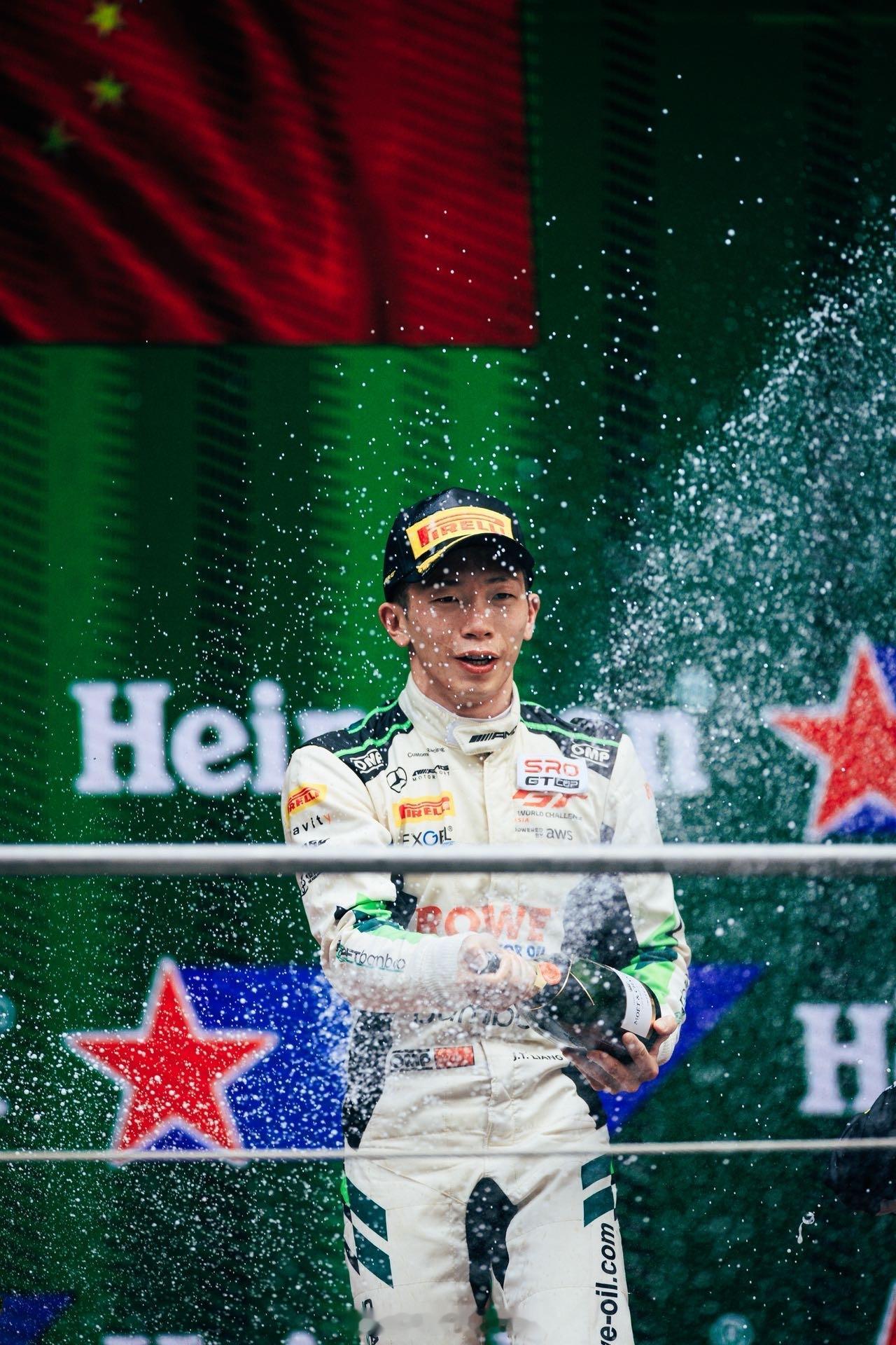 F1中国大奖赛正赛日，同一天成功打卡汉密尔顿同款机位~🏆🍾ExgelMoto