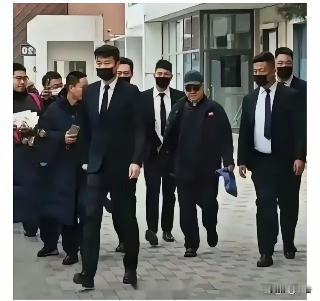 如果，一个真正的为人民服务的作家，一个让人民真正的喜欢的作家。出门的时候会搞这种