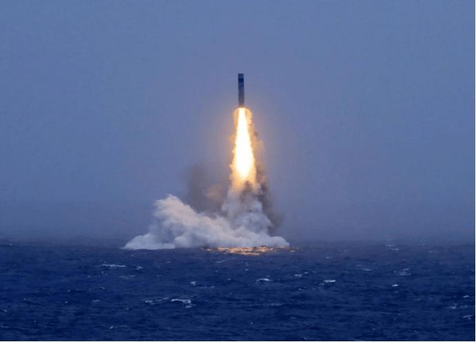中方巨浪—3潜射成功，让本就焦虑不堪的日本、北约、澳大利亚、新西兰更加不堪了。