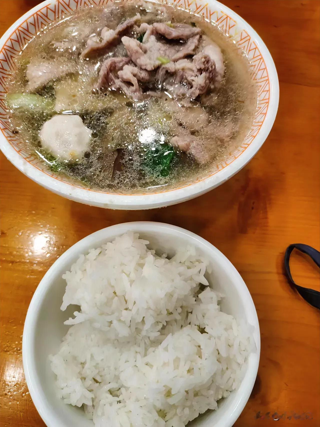 
三伏天还未到，趁着晚饭后的光阴触摸盛夏，
有最甜最多汁的果实，有最诱人的阳光玫