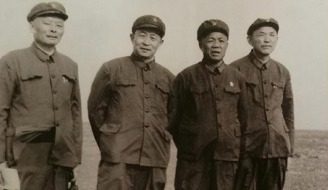 肖华听闻杜义德接任军区司令员，取代韩先楚后，表示需要亲自前往北京一趟！
1980