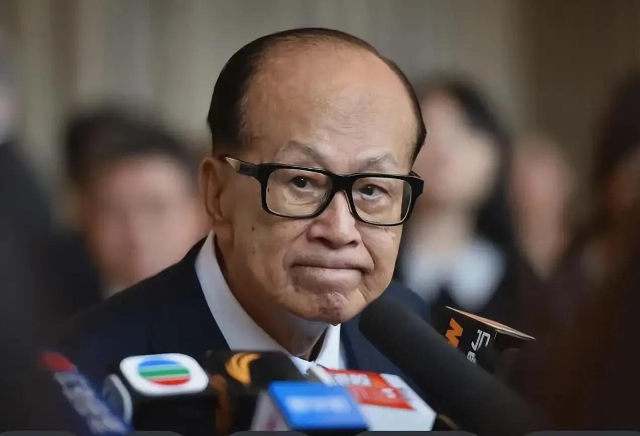 十年前，大家都在说“别让李嘉诚跑了”，那时他把内地的资产打包卖掉。现在，李嘉诚又