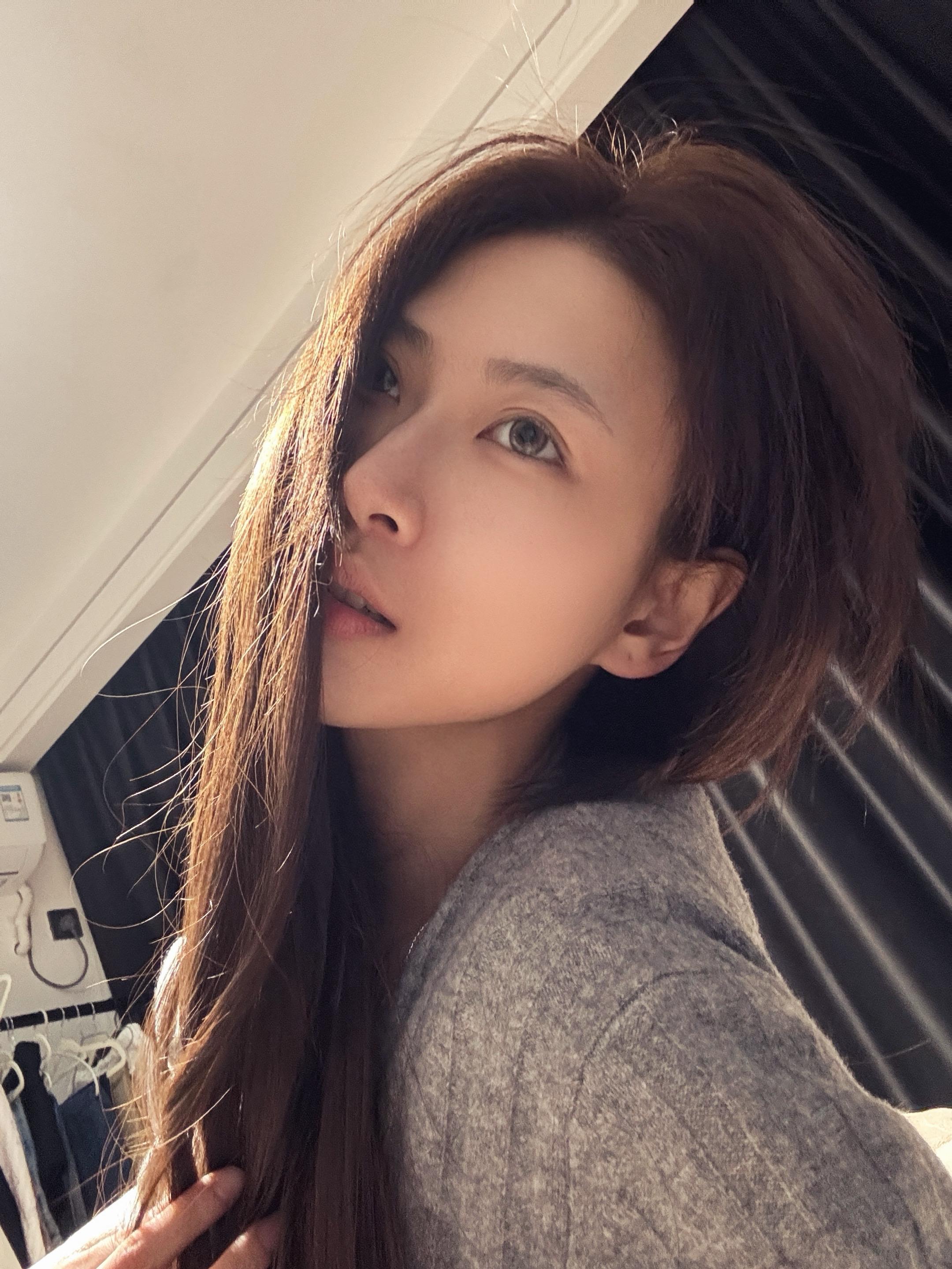 该怎么留住你 靠我这张平平无奇的脸可以吗。